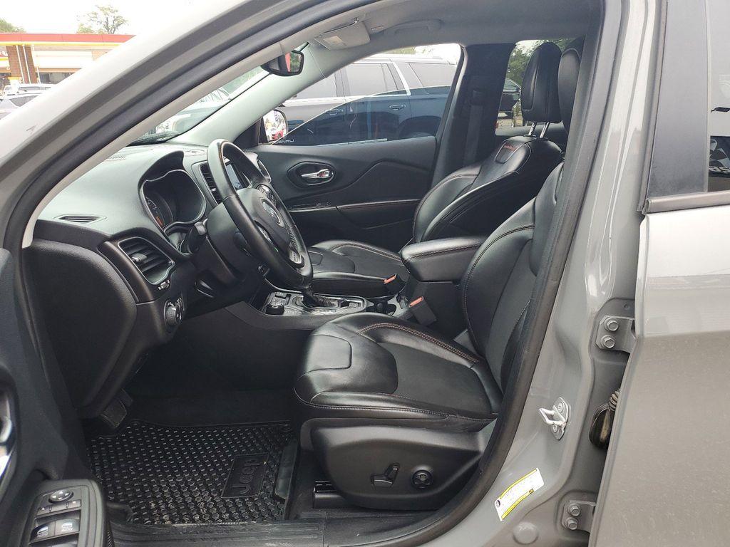 2019 Sting-Gray Clearcoat /Black Jeep Cherokee Trailhawk 4WD (1C4PJMBX3KD) with an 3.2L V6 DOHC 24V engine, 9A transmission, located at 234 Columbia Ave, Battle Creek, MI, 49015, (269) 222-0088, 42.298264, -85.192543 - <b>Vehicle Details</b><br>Introducing the 2019 Jeep Cherokee Trailhawk, a robust and versatile SUV designed to tackle both urban streets and rugged trails with ease. Equipped with a powerful V6, 3.2L engine and an advanced 4WD system, this vehicle delivers exceptional performance and reliability in - Photo#7