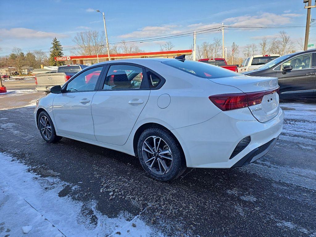 2022 Snow White Pearl /Black Kia Forte FE (3KPF24AD0NE) with an 2.0L L4 DOHC 16V engine, CVT transmission, located at 234 Columbia Ave, Battle Creek, MI, 49015, (269) 222-0088, 42.298264, -85.192543 - <b>Equipment</b><br>Just the right size to accommodate all your needs. It has room for passengers and plenty of trunk space. It comes equipped with Android Auto for seamless smartphone integration on the road. Apple CarPlay: Seamless smartphone integration for the vehicle - stay connected and entert - Photo#2