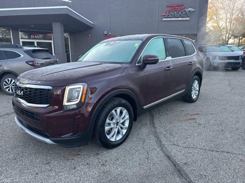 2022 /Black Kia Telluride LX AWD (5XYP2DHC3NG) with an 3.8L V6 DOHC 24V engine, 8A transmission, located at 6064 Gull Rd, Kalamazoo, MI, 49048, (269) 222-0088, 42.328388, -85.512924 - Discover exceptional value and performance with this stunning 2022 Kia Telluride LX, now available at our dealership. This one-owner SUV is perfect for families and adventurers alike, offering a smooth and powerful drive with its robust V6, 3.8L engine and dependable all-wheel drive system. <br><br> - Photo#5