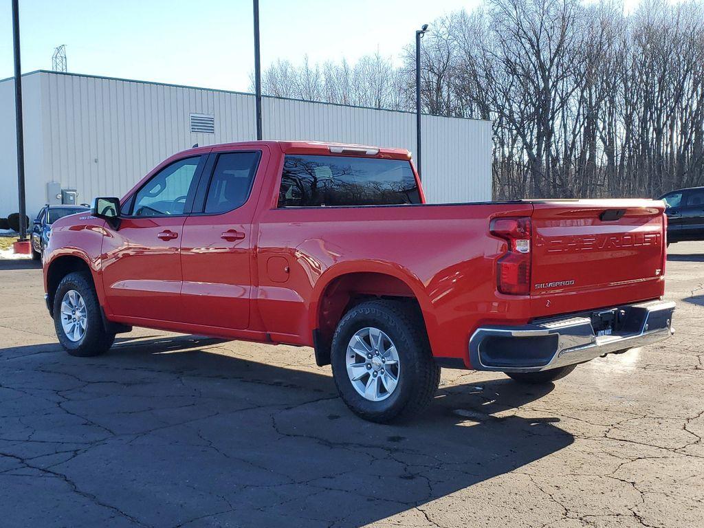 2021 Red Hot /Jet Black Chevrolet Silverado 1500 LT Double Cab 4WD (1GCRYDEK4MZ) with an 2.7L L4 DOHC 16V TURBO engine, 6A transmission, located at 6064 Gull Rd, Kalamazoo, MI, 49048, (269) 222-0088, 42.328388, -85.512924 - Explore the perfect blend of power and efficiency with this pre-owned 2021 Chevrolet Silverado 1500 LT. Equipped with a robust 4-cylinder, 2.7L engine, this truck offers the capability you need with the fuel economy you desire. The advanced 4WD system ensures dependable performance whether you're na - Photo#2