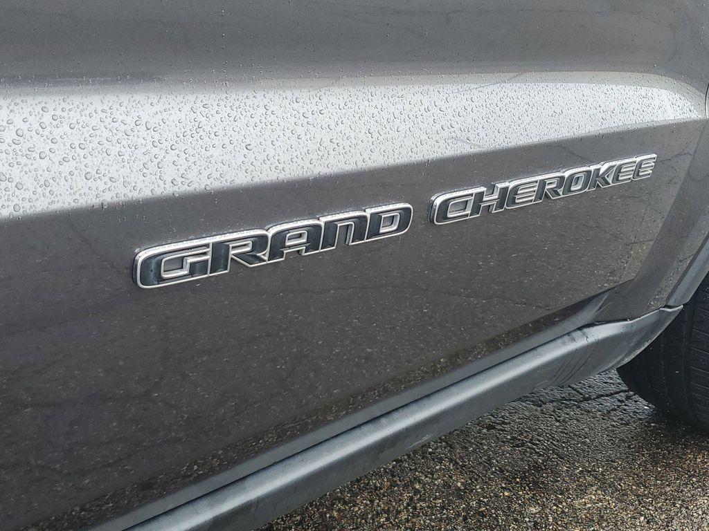 2020 Granite Crystal Metallic Clearcoat /BLACK Jeep Grand Cherokee Laredo 4WD (1C4RJFAG7LC) with an 3.6L V6 DOHC 24V engine, 8A transmission, located at 6064 Gull Rd, Kalamazoo, MI, 49048, (269) 222-0088, 42.328388, -85.512924 - Discover the perfect blend of power and sophistication with this pre-owned 2020 Jeep Grand Cherokee Laredo E, equipped with 4WD for those who crave adventure and reliability. Under the hood lies a robust V6, 3.6L engine that effortlessly balances performance with fuel efficiency, ensuring every jour - Photo#5