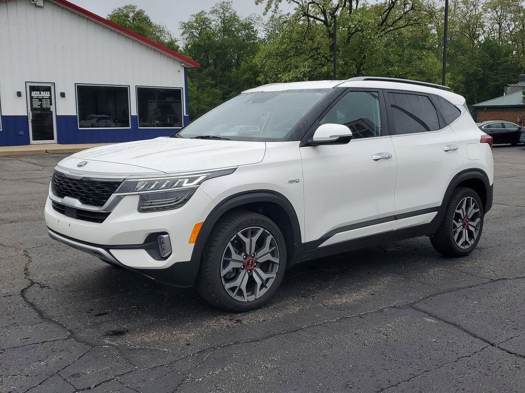 2021 SNOW WHITE PEARL /Black Kia Seltos SX (KNDETCA24M7) with an 1.6L L4 DOHC 16V TURBO engine, CVT transmission, located at 6064 Gull Rd, Kalamazoo, MI, 49048, (269) 222-0088, 42.328388, -85.512924 - Experience the perfect blend of style, performance, and comfort with our 2021 Kia Seltos SX, now available for sale. With only 48,861 miles on the odometer, this versatile and reliable compact SUV is ready to take you on new adventures. Equipped with an efficient 4-cylinder, 1.6L engine and all-whee - Photo#1