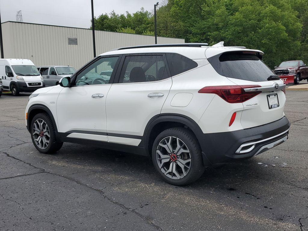 2021 SNOW WHITE PEARL /Black Kia Seltos SX (KNDETCA24M7) with an 1.6L L4 DOHC 16V TURBO engine, CVT transmission, located at 6064 Gull Rd, Kalamazoo, MI, 49048, (269) 222-0088, 42.328388, -85.512924 - Experience the perfect blend of style, performance, and comfort with our 2021 Kia Seltos SX, now available for sale. With only 48,861 miles on the odometer, this versatile and reliable compact SUV is ready to take you on new adventures. Equipped with an efficient 4-cylinder, 1.6L engine and all-whee - Photo#2