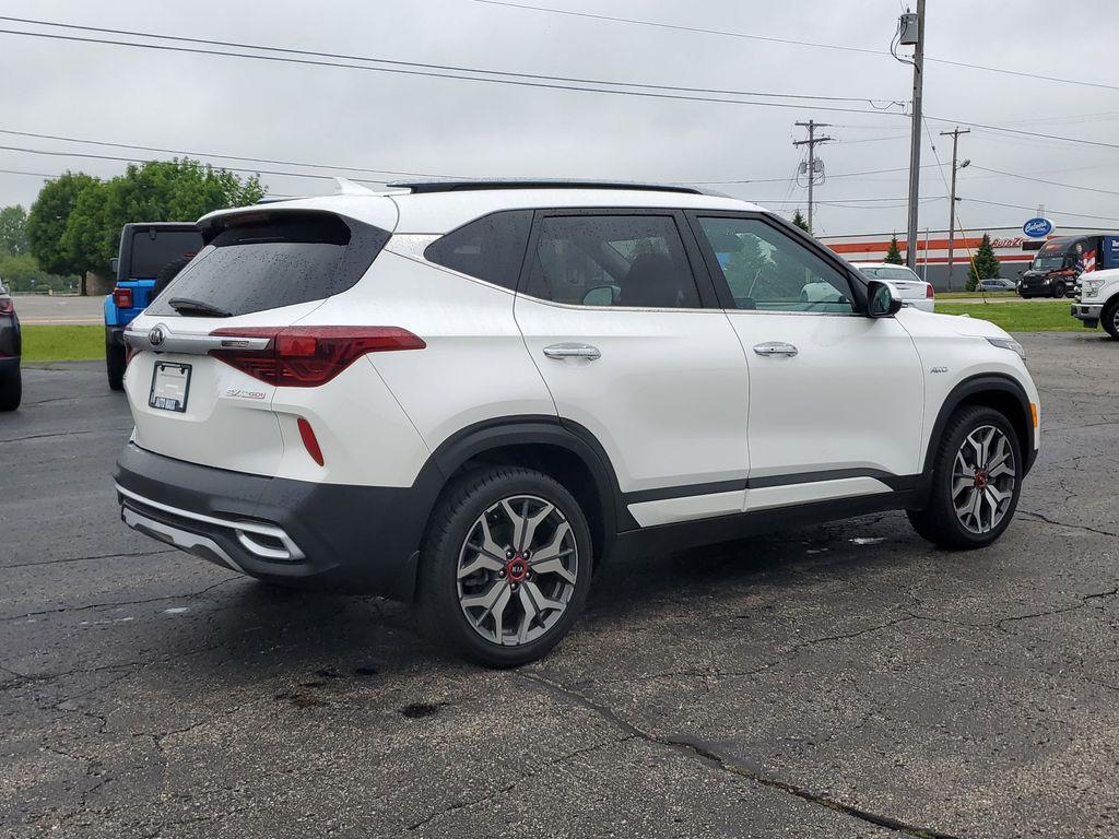 2021 SNOW WHITE PEARL /Black Kia Seltos SX (KNDETCA24M7) with an 1.6L L4 DOHC 16V TURBO engine, CVT transmission, located at 6064 Gull Rd, Kalamazoo, MI, 49048, (269) 222-0088, 42.328388, -85.512924 - Experience the perfect blend of style, performance, and comfort with our 2021 Kia Seltos SX, now available for sale. With only 48,861 miles on the odometer, this versatile and reliable compact SUV is ready to take you on new adventures. Equipped with an efficient 4-cylinder, 1.6L engine and all-whee - Photo#3