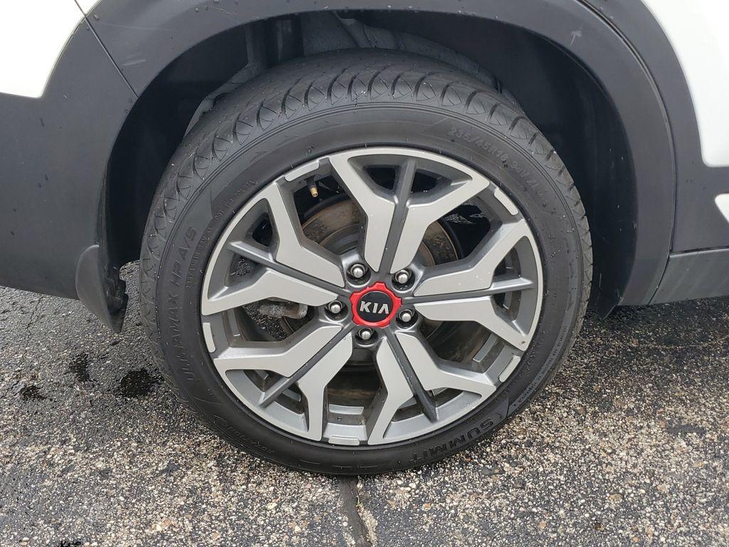 2021 SNOW WHITE PEARL /Black Kia Seltos SX (KNDETCA24M7) with an 1.6L L4 DOHC 16V TURBO engine, CVT transmission, located at 6064 Gull Rd, Kalamazoo, MI, 49048, (269) 222-0088, 42.328388, -85.512924 - Experience the perfect blend of style, performance, and comfort with our 2021 Kia Seltos SX, now available for sale. With only 48,861 miles on the odometer, this versatile and reliable compact SUV is ready to take you on new adventures. Equipped with an efficient 4-cylinder, 1.6L engine and all-whee - Photo#4