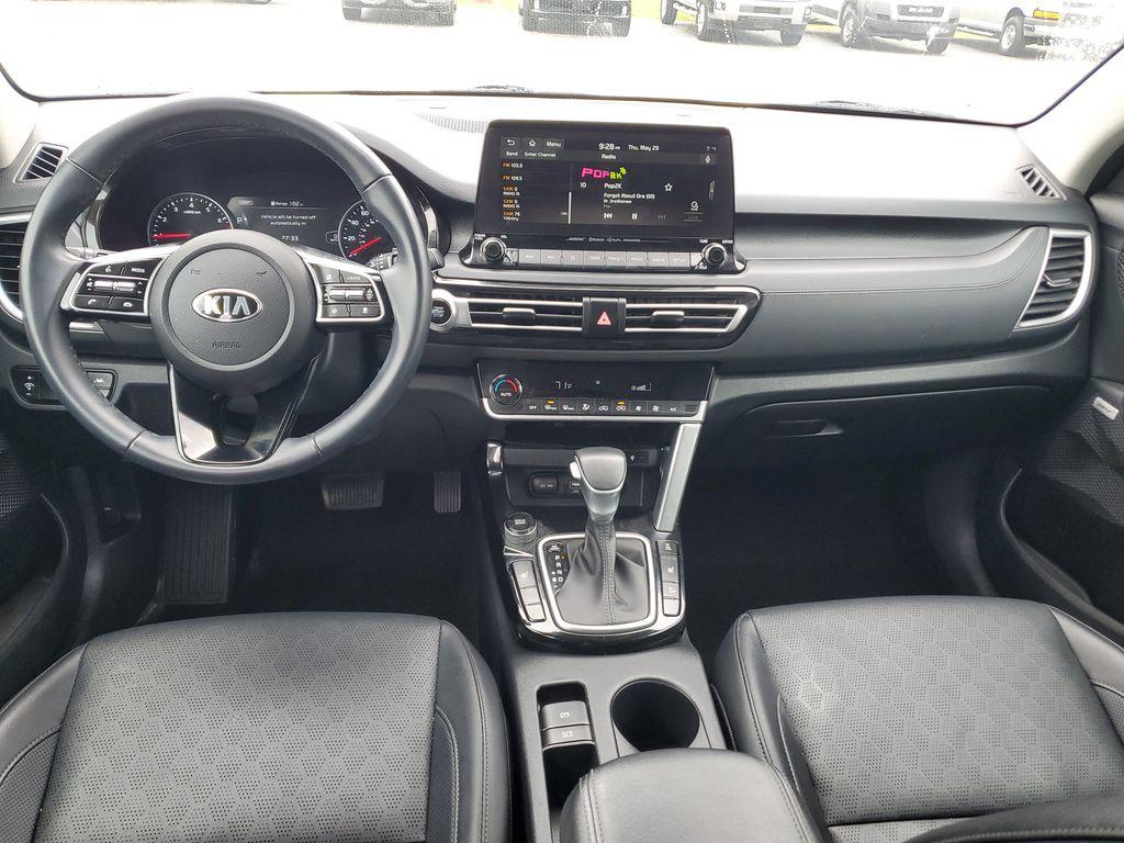 2021 SNOW WHITE PEARL /Black Kia Seltos SX (KNDETCA24M7) with an 1.6L L4 DOHC 16V TURBO engine, CVT transmission, located at 6064 Gull Rd, Kalamazoo, MI, 49048, (269) 222-0088, 42.328388, -85.512924 - Experience the perfect blend of style, performance, and comfort with our 2021 Kia Seltos SX, now available for sale. With only 48,861 miles on the odometer, this versatile and reliable compact SUV is ready to take you on new adventures. Equipped with an efficient 4-cylinder, 1.6L engine and all-whee - Photo#9