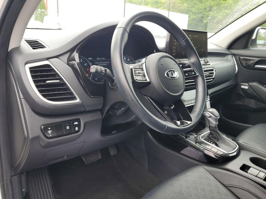 2021 SNOW WHITE PEARL /Black Kia Seltos SX (KNDETCA24M7) with an 1.6L L4 DOHC 16V TURBO engine, CVT transmission, located at 6064 Gull Rd, Kalamazoo, MI, 49048, (269) 222-0088, 42.328388, -85.512924 - Experience the perfect blend of style, performance, and comfort with our 2021 Kia Seltos SX, now available for sale. With only 48,861 miles on the odometer, this versatile and reliable compact SUV is ready to take you on new adventures. Equipped with an efficient 4-cylinder, 1.6L engine and all-whee - Photo#16