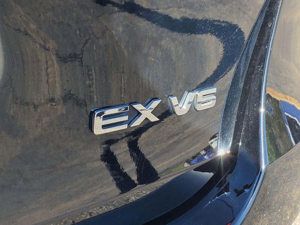 2020 Ebony Black /Stone Beige Kia Sorento EX V6 AWD (5XYPHDA52LG) with an 3.3L V6 DOHC 24V engine, 8A transmission, located at 6064 Gull Rd, Kalamazoo, MI, 49048, (269) 222-0088, 42.328388, -85.512924 - <b>Summary</b><br>Power Moonroof NAVIGATION PACKAGE<br><br><b>Vehicle Details</b><br>Introducing the 2020 Kia Sorento EX V6 AWD the perfect blend of power, luxury, and technology! This stunning SUV is designed to elevate your driving experience with its robust V6, 3.3L engine that delivers exhilara - Photo#6