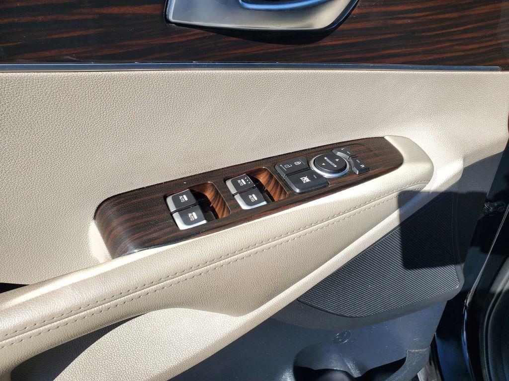 2020 Ebony Black /Stone Beige Kia Sorento EX V6 AWD (5XYPHDA52LG) with an 3.3L V6 DOHC 24V engine, 8A transmission, located at 6064 Gull Rd, Kalamazoo, MI, 49048, (269) 222-0088, 42.328388, -85.512924 - <b>Summary</b><br>Power Moonroof NAVIGATION PACKAGE<br><br><b>Vehicle Details</b><br>Introducing the 2020 Kia Sorento EX V6 AWD the perfect blend of power, luxury, and technology! This stunning SUV is designed to elevate your driving experience with its robust V6, 3.3L engine that delivers exhilara - Photo#13