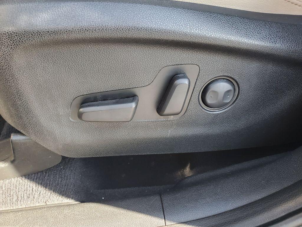 2020 Ebony Black /Stone Beige Kia Sorento EX V6 AWD (5XYPHDA52LG) with an 3.3L V6 DOHC 24V engine, 8A transmission, located at 6064 Gull Rd, Kalamazoo, MI, 49048, (269) 222-0088, 42.328388, -85.512924 - <b>Summary</b><br>Power Moonroof NAVIGATION PACKAGE<br><br><b>Vehicle Details</b><br>Introducing the 2020 Kia Sorento EX V6 AWD the perfect blend of power, luxury, and technology! This stunning SUV is designed to elevate your driving experience with its robust V6, 3.3L engine that delivers exhilara - Photo#14