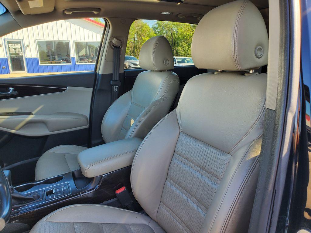 2020 Ebony Black /Stone Beige Kia Sorento EX V6 AWD (5XYPHDA52LG) with an 3.3L V6 DOHC 24V engine, 8A transmission, located at 6064 Gull Rd, Kalamazoo, MI, 49048, (269) 222-0088, 42.328388, -85.512924 - <b>Summary</b><br>Power Moonroof NAVIGATION PACKAGE<br><br><b>Vehicle Details</b><br>Introducing the 2020 Kia Sorento EX V6 AWD the perfect blend of power, luxury, and technology! This stunning SUV is designed to elevate your driving experience with its robust V6, 3.3L engine that delivers exhilara - Photo#15