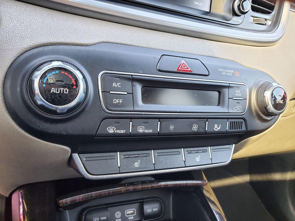2020 Ebony Black /Stone Beige Kia Sorento EX V6 AWD (5XYPHDA52LG) with an 3.3L V6 DOHC 24V engine, 8A transmission, located at 6064 Gull Rd, Kalamazoo, MI, 49048, (269) 222-0088, 42.328388, -85.512924 - <b>Summary</b><br>Power Moonroof NAVIGATION PACKAGE<br><br><b>Vehicle Details</b><br>Introducing the 2020 Kia Sorento EX V6 AWD the perfect blend of power, luxury, and technology! This stunning SUV is designed to elevate your driving experience with its robust V6, 3.3L engine that delivers exhilara - Photo#25