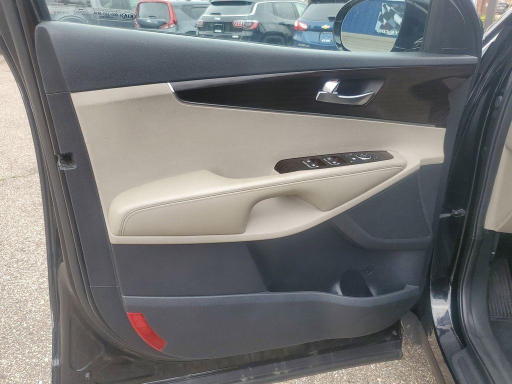 2020 Ebony Black /Stone Beige Kia Sorento EX V6 AWD (5XYPHDA52LG) with an 3.3L V6 DOHC 24V engine, 8A transmission, located at 234 Columbia Ave, Battle Creek, MI, 49015, (269) 222-0088, 42.298264, -85.192543 - <b>Summary</b><br>Power Moonroof NAVIGATION PACKAGE<br><br><b>Vehicle Details</b><br>Introducing the 2020 Kia Sorento EX V6 AWD the perfect blend of power, luxury, and technology! This stunning SUV is designed to elevate your driving experience with its robust V6, 3.3L engine that delivers exhilara - Photo#5