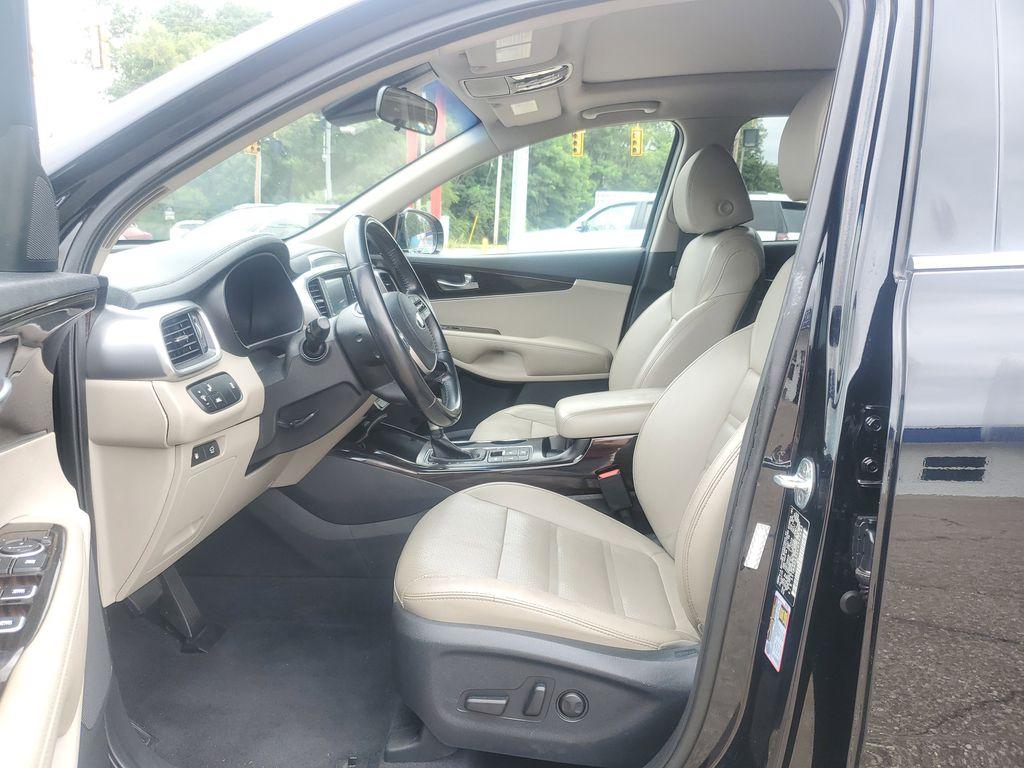 2020 Ebony Black /Stone Beige Kia Sorento EX V6 AWD (5XYPHDA52LG) with an 3.3L V6 DOHC 24V engine, 8A transmission, located at 234 Columbia Ave, Battle Creek, MI, 49015, (269) 222-0088, 42.298264, -85.192543 - <b>Summary</b><br>Power Moonroof NAVIGATION PACKAGE<br><br><b>Vehicle Details</b><br>Introducing the 2020 Kia Sorento EX V6 AWD the perfect blend of power, luxury, and technology! This stunning SUV is designed to elevate your driving experience with its robust V6, 3.3L engine that delivers exhilara - Photo#7