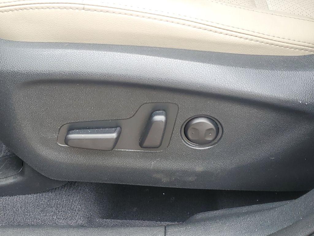 2020 Ebony Black /Stone Beige Kia Sorento EX V6 AWD (5XYPHDA52LG) with an 3.3L V6 DOHC 24V engine, 8A transmission, located at 234 Columbia Ave, Battle Creek, MI, 49015, (269) 222-0088, 42.298264, -85.192543 - <b>Summary</b><br>Power Moonroof NAVIGATION PACKAGE<br><br><b>Vehicle Details</b><br>Introducing the 2020 Kia Sorento EX V6 AWD the perfect blend of power, luxury, and technology! This stunning SUV is designed to elevate your driving experience with its robust V6, 3.3L engine that delivers exhilara - Photo#8