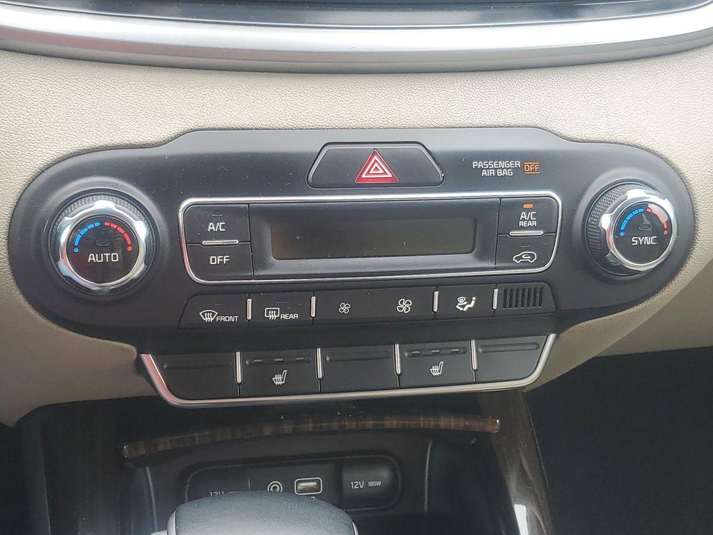 2020 Ebony Black /Stone Beige Kia Sorento EX V6 AWD (5XYPHDA52LG) with an 3.3L V6 DOHC 24V engine, 8A transmission, located at 234 Columbia Ave, Battle Creek, MI, 49015, (269) 222-0088, 42.298264, -85.192543 - <b>Summary</b><br>Power Moonroof NAVIGATION PACKAGE<br><br><b>Vehicle Details</b><br>Introducing the 2020 Kia Sorento EX V6 AWD the perfect blend of power, luxury, and technology! This stunning SUV is designed to elevate your driving experience with its robust V6, 3.3L engine that delivers exhilara - Photo#20