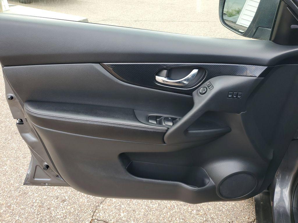 2019 Gun Metallic /Charcoal Nissan Rogue S AWD (5N1AT2MV1KC) with an 2.5L L4 DOHC 16V engine, CVT transmission, located at 234 Columbia Ave, Battle Creek, MI, 49015, (269) 222-0088, 42.298264, -85.192543 - <b>Vehicle Details</b><br>Discover the perfect blend of style, comfort, and performance with this exceptional 2019 Nissan Rogue SL. Ideal for those who crave reliability and advanced features, this vehicle is equipped with an efficient 4-cylinder, 2.5L engine and all-wheel drive, ensuring a smooth a - Photo#5