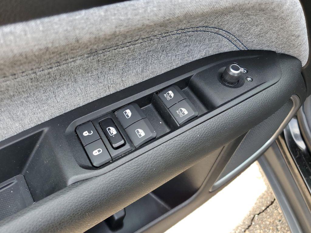 2022 Diamond Black Crystal Pearlcoat /Black Jeep Compass Latitude 4WD (3C4NJDBB5NT) with an 2.4L L4 DOHC 16V engine, 9-speed automatic transmission, located at 234 Columbia Ave, Battle Creek, MI, 49015, (269) 222-0088, 42.298264, -85.192543 - <b>Vehicle Details</b><br>Experience the perfect blend of style, performance, and technology with this exceptional 2022 Jeep Compass Latitude. Designed to conquer both city streets and off-road trails, this versatile SUV features a robust 4WD system paired with a fuel-efficient 4-cylinder, 2.4L engi - Photo#6