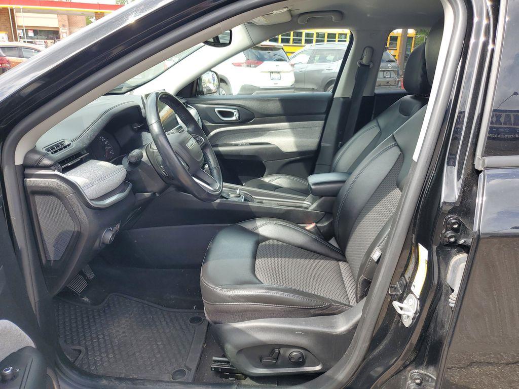 2022 Diamond Black Crystal Pearlcoat /Black Jeep Compass Latitude 4WD (3C4NJDBB5NT) with an 2.4L L4 DOHC 16V engine, 9-speed automatic transmission, located at 234 Columbia Ave, Battle Creek, MI, 49015, (269) 222-0088, 42.298264, -85.192543 - <b>Vehicle Details</b><br>Experience the perfect blend of style, performance, and technology with this exceptional 2022 Jeep Compass Latitude. Designed to conquer both city streets and off-road trails, this versatile SUV features a robust 4WD system paired with a fuel-efficient 4-cylinder, 2.4L engi - Photo#7