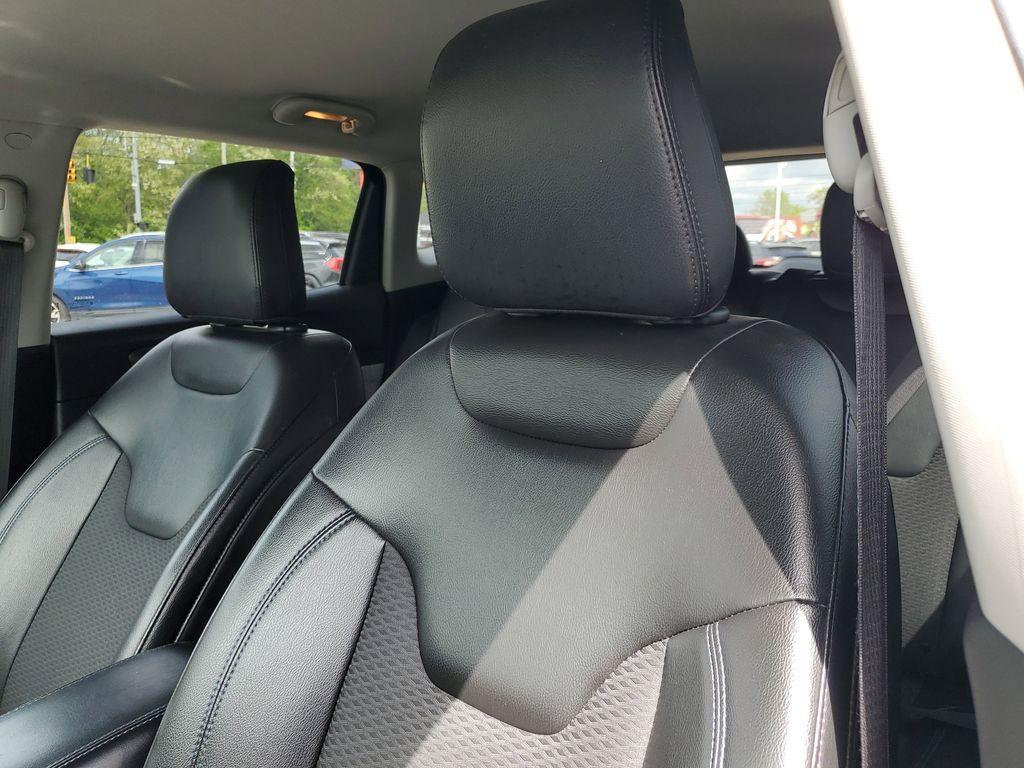 2022 Diamond Black Crystal Pearlcoat /Black Jeep Compass Latitude 4WD (3C4NJDBB5NT) with an 2.4L L4 DOHC 16V engine, 9-speed automatic transmission, located at 234 Columbia Ave, Battle Creek, MI, 49015, (269) 222-0088, 42.298264, -85.192543 - <b>Vehicle Details</b><br>Experience the perfect blend of style, performance, and technology with this exceptional 2022 Jeep Compass Latitude. Designed to conquer both city streets and off-road trails, this versatile SUV features a robust 4WD system paired with a fuel-efficient 4-cylinder, 2.4L engi - Photo#9