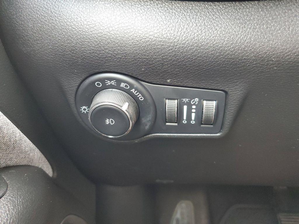 2022 Diamond Black Crystal Pearlcoat /Black Jeep Compass Latitude 4WD (3C4NJDBB5NT) with an 2.4L L4 DOHC 16V engine, 9-speed automatic transmission, located at 234 Columbia Ave, Battle Creek, MI, 49015, (269) 222-0088, 42.298264, -85.192543 - <b>Vehicle Details</b><br>Experience the perfect blend of style, performance, and technology with this exceptional 2022 Jeep Compass Latitude. Designed to conquer both city streets and off-road trails, this versatile SUV features a robust 4WD system paired with a fuel-efficient 4-cylinder, 2.4L engi - Photo#11