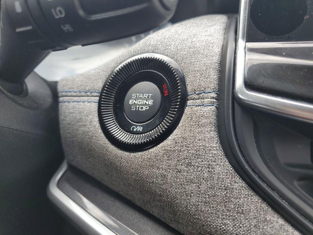 2022 Diamond Black Crystal Pearlcoat /Black Jeep Compass Latitude 4WD (3C4NJDBB5NT) with an 2.4L L4 DOHC 16V engine, 9-speed automatic transmission, located at 234 Columbia Ave, Battle Creek, MI, 49015, (269) 222-0088, 42.298264, -85.192543 - <b>Vehicle Details</b><br>Experience the perfect blend of style, performance, and technology with this exceptional 2022 Jeep Compass Latitude. Designed to conquer both city streets and off-road trails, this versatile SUV features a robust 4WD system paired with a fuel-efficient 4-cylinder, 2.4L engi - Photo#17