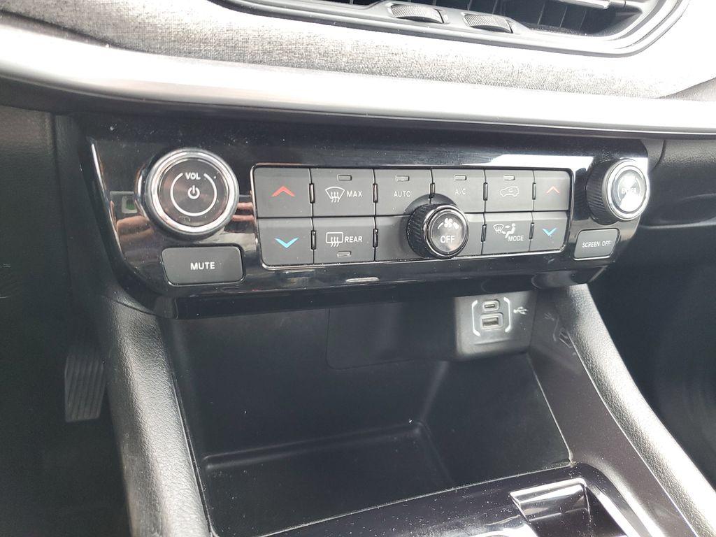 2022 Diamond Black Crystal Pearlcoat /Black Jeep Compass Latitude 4WD (3C4NJDBB5NT) with an 2.4L L4 DOHC 16V engine, 9-speed automatic transmission, located at 234 Columbia Ave, Battle Creek, MI, 49015, (269) 222-0088, 42.298264, -85.192543 - <b>Vehicle Details</b><br>Experience the perfect blend of style, performance, and technology with this exceptional 2022 Jeep Compass Latitude. Designed to conquer both city streets and off-road trails, this versatile SUV features a robust 4WD system paired with a fuel-efficient 4-cylinder, 2.4L engi - Photo#20