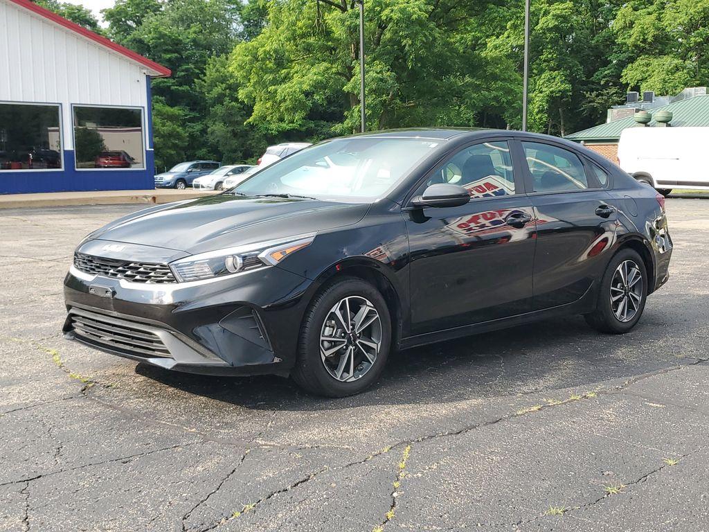 2024 Aurora Black /Black Kia Forte LX (3KPF24AD8RE) with an 2.0L L4 DOHC 16V engine, CVT transmission, located at 6064 Gull Rd, Kalamazoo, MI, 49048, (269) 222-0088, 42.328388, -85.512924 - Discover the perfect blend of style, efficiency, and modern technology with this gently pre-owned 2024 Kia Forte LXS. With only 29,088 miles, this vehicle promises reliability and performance for many more journeys ahead. Under the hood, you'll find a robust 4-cylinder, 2.0L engine paired with Front - Photo#1