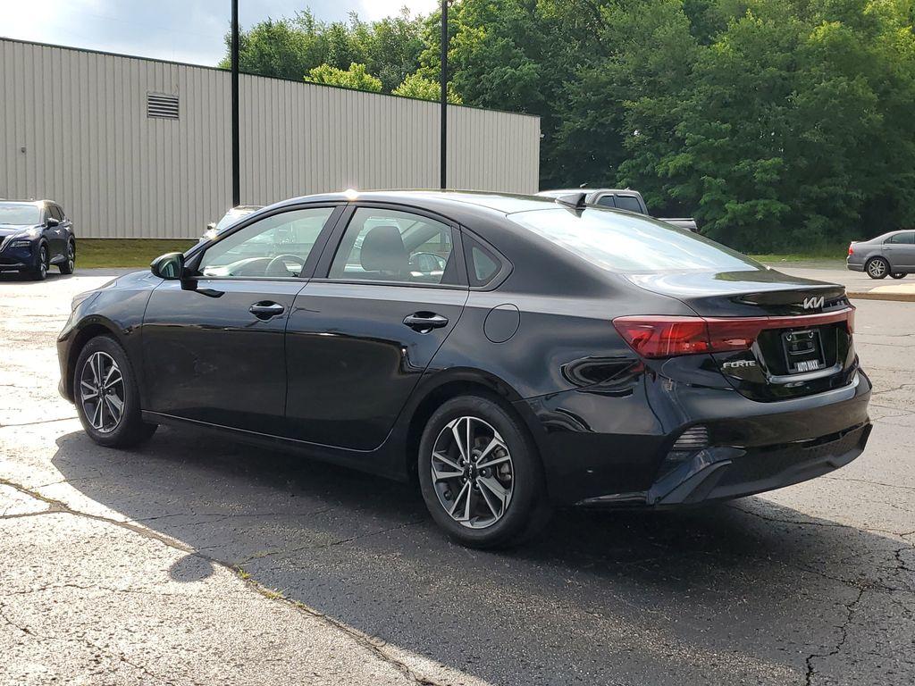 2024 Aurora Black /Black Kia Forte LX (3KPF24AD8RE) with an 2.0L L4 DOHC 16V engine, CVT transmission, located at 6064 Gull Rd, Kalamazoo, MI, 49048, (269) 222-0088, 42.328388, -85.512924 - Discover the perfect blend of style, efficiency, and modern technology with this gently pre-owned 2024 Kia Forte LXS. With only 29,088 miles, this vehicle promises reliability and performance for many more journeys ahead. Under the hood, you'll find a robust 4-cylinder, 2.0L engine paired with Front - Photo#2