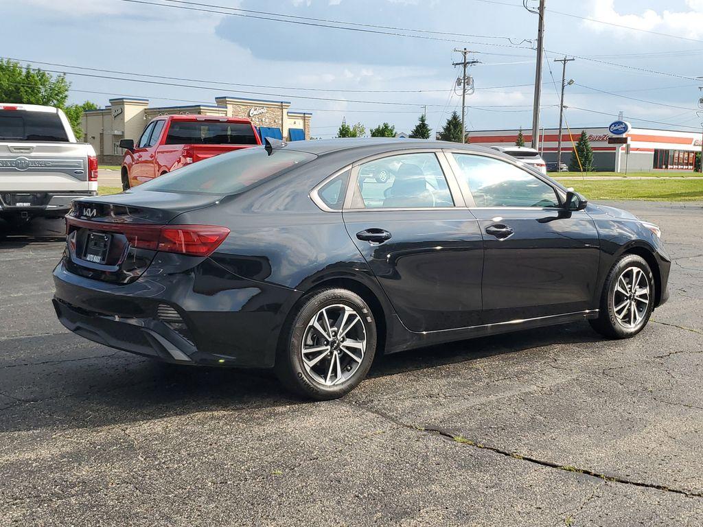 2024 Aurora Black /Black Kia Forte LX (3KPF24AD8RE) with an 2.0L L4 DOHC 16V engine, CVT transmission, located at 6064 Gull Rd, Kalamazoo, MI, 49048, (269) 222-0088, 42.328388, -85.512924 - Discover the perfect blend of style, efficiency, and modern technology with this gently pre-owned 2024 Kia Forte LXS. With only 29,088 miles, this vehicle promises reliability and performance for many more journeys ahead. Under the hood, you'll find a robust 4-cylinder, 2.0L engine paired with Front - Photo#3