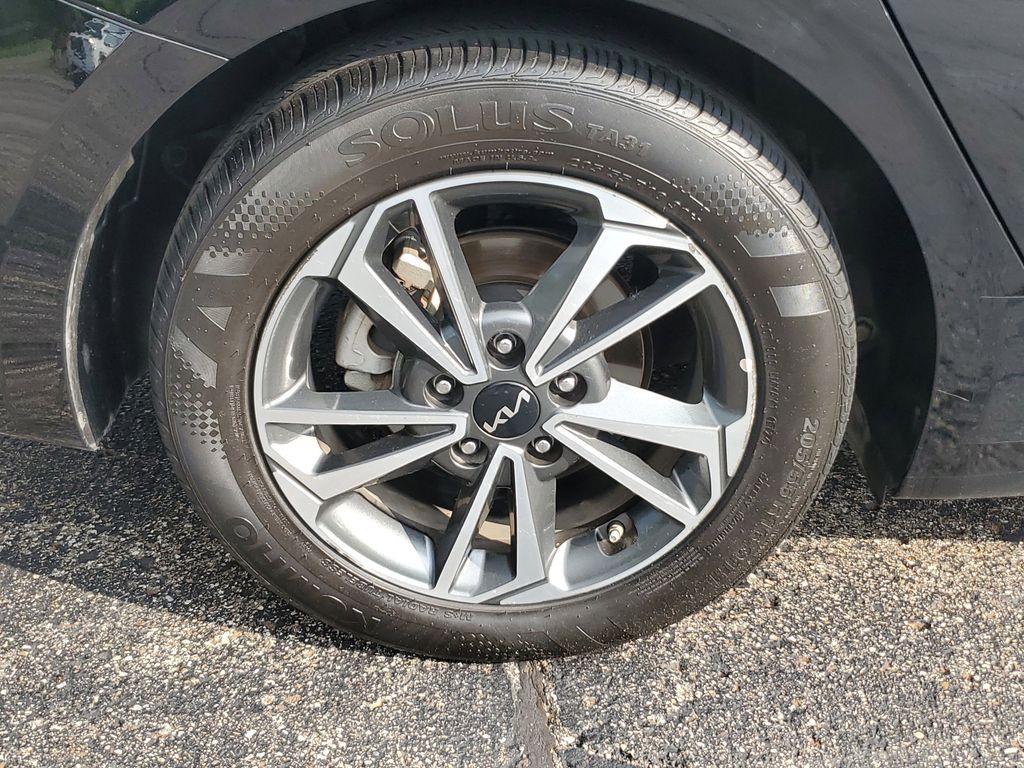 2024 Aurora Black /Black Kia Forte LX (3KPF24AD8RE) with an 2.0L L4 DOHC 16V engine, CVT transmission, located at 6064 Gull Rd, Kalamazoo, MI, 49048, (269) 222-0088, 42.328388, -85.512924 - Discover the perfect blend of style, efficiency, and modern technology with this gently pre-owned 2024 Kia Forte LXS. With only 29,088 miles, this vehicle promises reliability and performance for many more journeys ahead. Under the hood, you'll find a robust 4-cylinder, 2.0L engine paired with Front - Photo#4