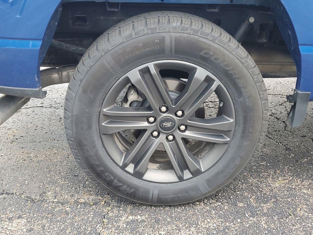 2022 BLUE /Black Ford F-150 XLT SuperCrew 6.5-ft. Bed 4WD (1FTEW1EP9NF) with an 2.7L V6 DOHC 24V engine, 6A transmission, located at 6064 Gull Rd, Kalamazoo, MI, 49048, (269) 222-0088, 42.328388, -85.512924 - <b>Vehicle Details</b><br>Discover the power, capability, and comfort of the 2022 Ford F-150 XLT, now available at our dealership. This exquisite truck, featuring a robust 4WD system and a powerful V6, 2.7L engine, is ready to tackle any terrain or task with ease. Whether you're hauling heavy loads - Photo#4