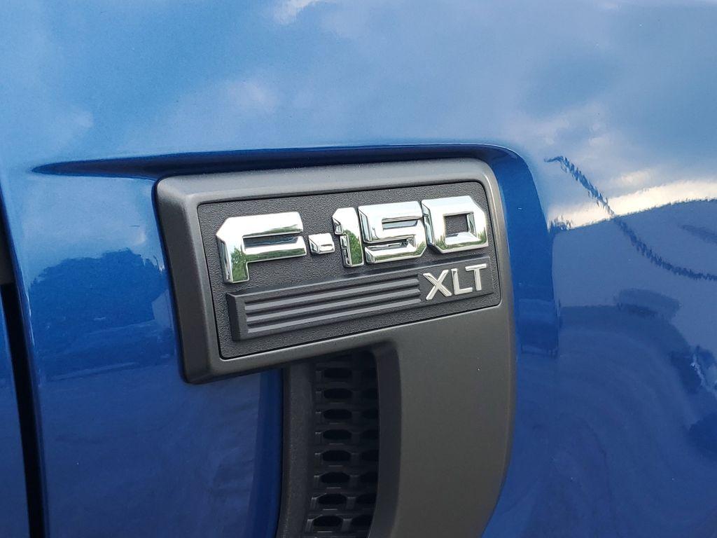 2022 BLUE /Black Ford F-150 XLT SuperCrew 6.5-ft. Bed 4WD (1FTEW1EP9NF) with an 2.7L V6 DOHC 24V engine, 6A transmission, located at 6064 Gull Rd, Kalamazoo, MI, 49048, (269) 222-0088, 42.328388, -85.512924 - <b>Vehicle Details</b><br>Discover the power, capability, and comfort of the 2022 Ford F-150 XLT, now available at our dealership. This exquisite truck, featuring a robust 4WD system and a powerful V6, 2.7L engine, is ready to tackle any terrain or task with ease. Whether you're hauling heavy loads - Photo#5