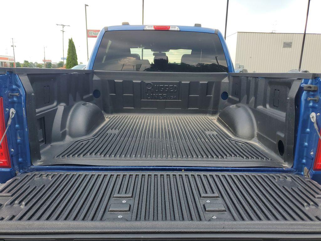 2022 BLUE /Black Ford F-150 XLT SuperCrew 6.5-ft. Bed 4WD (1FTEW1EP9NF) with an 2.7L V6 DOHC 24V engine, 6A transmission, located at 6064 Gull Rd, Kalamazoo, MI, 49048, (269) 222-0088, 42.328388, -85.512924 - <b>Vehicle Details</b><br>Discover the power, capability, and comfort of the 2022 Ford F-150 XLT, now available at our dealership. This exquisite truck, featuring a robust 4WD system and a powerful V6, 2.7L engine, is ready to tackle any terrain or task with ease. Whether you're hauling heavy loads - Photo#7