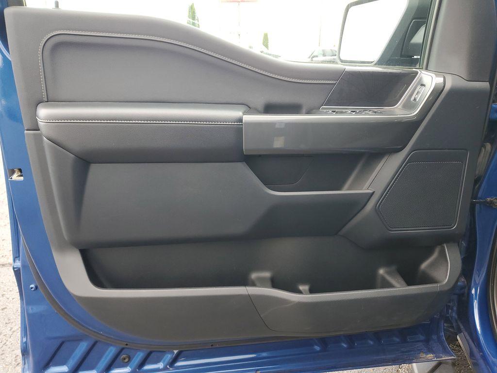 2022 BLUE /Black Ford F-150 XLT SuperCrew 6.5-ft. Bed 4WD (1FTEW1EP9NF) with an 2.7L V6 DOHC 24V engine, 6A transmission, located at 6064 Gull Rd, Kalamazoo, MI, 49048, (269) 222-0088, 42.328388, -85.512924 - <b>Vehicle Details</b><br>Discover the power, capability, and comfort of the 2022 Ford F-150 XLT, now available at our dealership. This exquisite truck, featuring a robust 4WD system and a powerful V6, 2.7L engine, is ready to tackle any terrain or task with ease. Whether you're hauling heavy loads - Photo#11