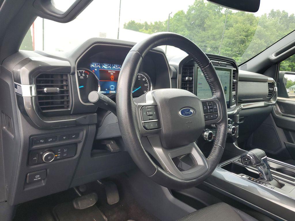 2022 BLUE /Black Ford F-150 XLT SuperCrew 6.5-ft. Bed 4WD (1FTEW1EP9NF) with an 2.7L V6 DOHC 24V engine, 6A transmission, located at 6064 Gull Rd, Kalamazoo, MI, 49048, (269) 222-0088, 42.328388, -85.512924 - <b>Vehicle Details</b><br>Discover the power, capability, and comfort of the 2022 Ford F-150 XLT, now available at our dealership. This exquisite truck, featuring a robust 4WD system and a powerful V6, 2.7L engine, is ready to tackle any terrain or task with ease. Whether you're hauling heavy loads - Photo#15