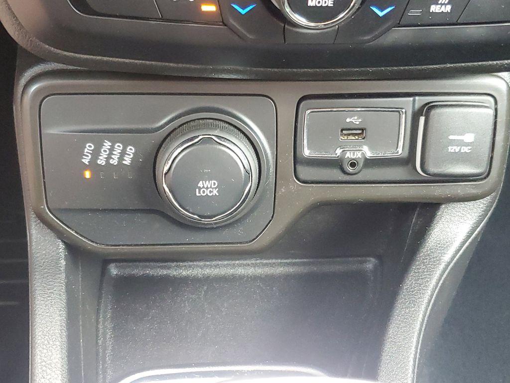 2020 Colorado Red Clearcoat /Black Jeep Renegade Latitude 4WD (ZACNJBBB4LP) with an 2.4L L4 DOHC 16V engine, 9A transmission, located at 234 Columbia Ave, Battle Creek, MI, 49015, (269) 222-0088, 42.298264, -85.192543 - <b>Vehicle Details</b><br>Get ready to conquer the roads with this stunning 2020 Jeep Renegade Latitude! This adventure-ready SUV is the perfect blend of rugged capability and modern sophistication. With its robust 4WD system, you'll easily tackle any terrain, whether you're navigating city streets - Photo#17
