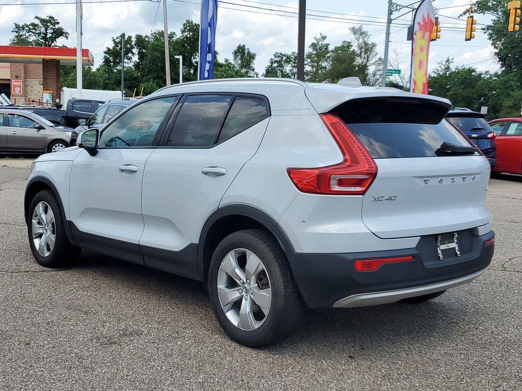 2022 Black Stone /Charcoal Volvo XC40 T4 Momentum (YV4AC2HK6N2) with an 2.0L L4 DOHC 16V engine, 8A transmission, located at 234 Columbia Ave, Battle Creek, MI, 49015, (269) 222-0088, 42.298264, -85.192543 - <b>Vehicle Details</b><br>Discover the exceptional blend of style, comfort, and performance with this 2022 Volvo XC40 T4 Momentum, a standout in the compact SUV segment. This well-maintained vehicle comes equipped with a robust 2.0L 4-cylinder engine and all-wheel drive, offering both dynamic perfor - Photo#2