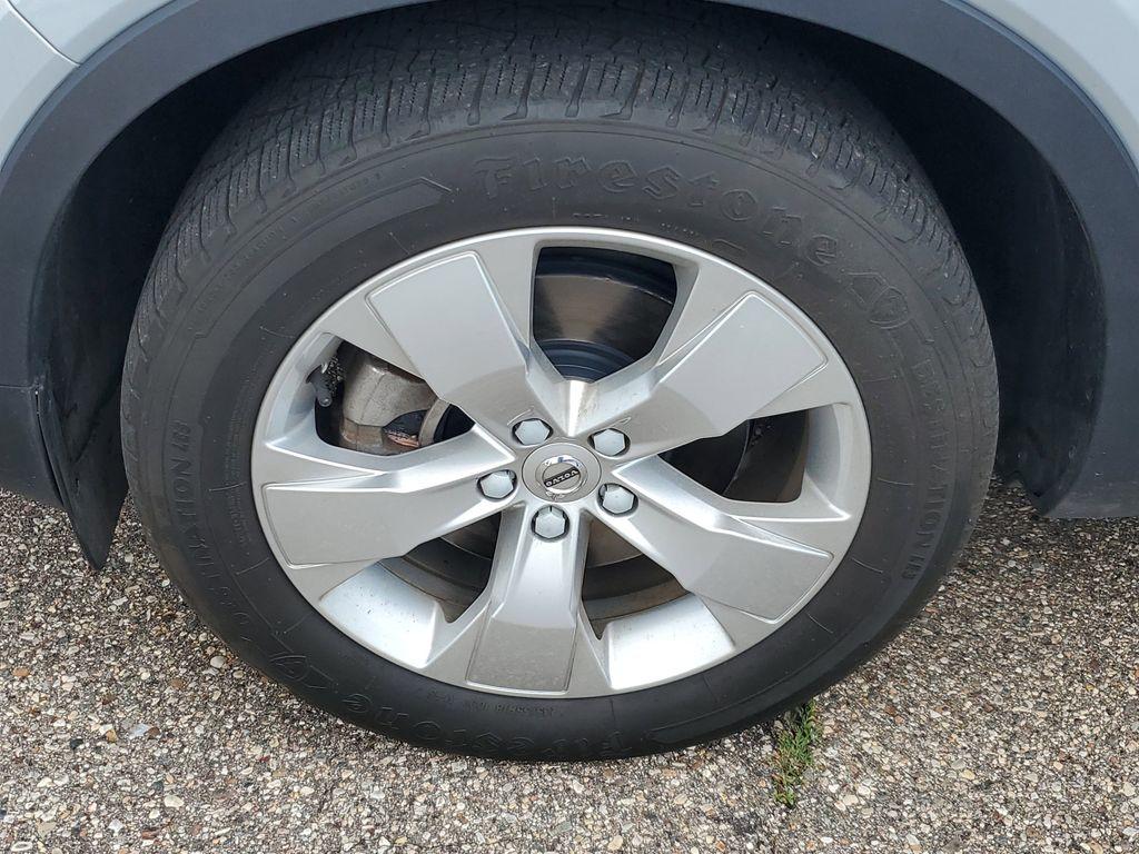 2022 Black Stone /Charcoal Volvo XC40 T4 Momentum (YV4AC2HK6N2) with an 2.0L L4 DOHC 16V engine, 8A transmission, located at 234 Columbia Ave, Battle Creek, MI, 49015, (269) 222-0088, 42.298264, -85.192543 - <b>Vehicle Details</b><br>Discover the exceptional blend of style, comfort, and performance with this 2022 Volvo XC40 T4 Momentum, a standout in the compact SUV segment. This well-maintained vehicle comes equipped with a robust 2.0L 4-cylinder engine and all-wheel drive, offering both dynamic perfor - Photo#4