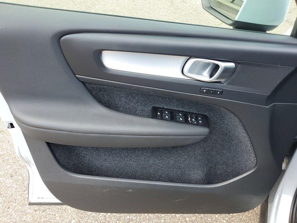 2022 Black Stone /Charcoal Volvo XC40 T4 Momentum (YV4AC2HK6N2) with an 2.0L L4 DOHC 16V engine, 8A transmission, located at 234 Columbia Ave, Battle Creek, MI, 49015, (269) 222-0088, 42.298264, -85.192543 - <b>Vehicle Details</b><br>Discover the exceptional blend of style, comfort, and performance with this 2022 Volvo XC40 T4 Momentum, a standout in the compact SUV segment. This well-maintained vehicle comes equipped with a robust 2.0L 4-cylinder engine and all-wheel drive, offering both dynamic perfor - Photo#5