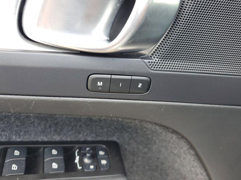 2022 Black Stone /Charcoal Volvo XC40 T4 Momentum (YV4AC2HK6N2) with an 2.0L L4 DOHC 16V engine, 8A transmission, located at 234 Columbia Ave, Battle Creek, MI, 49015, (269) 222-0088, 42.298264, -85.192543 - <b>Vehicle Details</b><br>Discover the exceptional blend of style, comfort, and performance with this 2022 Volvo XC40 T4 Momentum, a standout in the compact SUV segment. This well-maintained vehicle comes equipped with a robust 2.0L 4-cylinder engine and all-wheel drive, offering both dynamic perfor - Photo#7