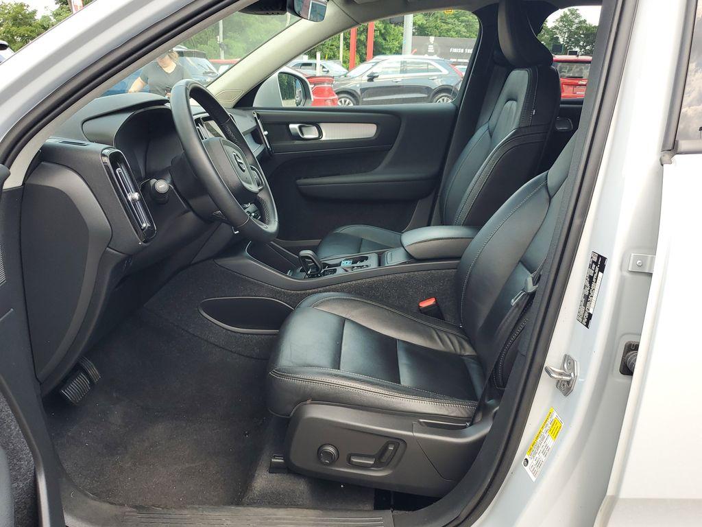 2022 Black Stone /Charcoal Volvo XC40 T4 Momentum (YV4AC2HK6N2) with an 2.0L L4 DOHC 16V engine, 8A transmission, located at 234 Columbia Ave, Battle Creek, MI, 49015, (269) 222-0088, 42.298264, -85.192543 - <b>Vehicle Details</b><br>Discover the exceptional blend of style, comfort, and performance with this 2022 Volvo XC40 T4 Momentum, a standout in the compact SUV segment. This well-maintained vehicle comes equipped with a robust 2.0L 4-cylinder engine and all-wheel drive, offering both dynamic perfor - Photo#8