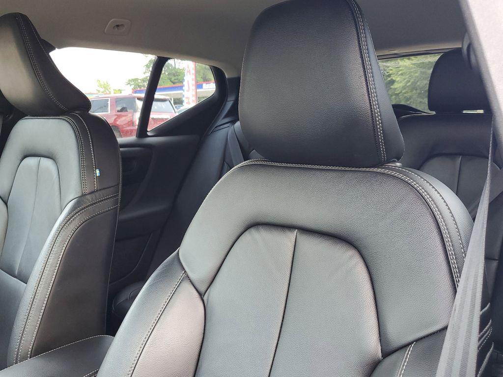 2022 Black Stone /Charcoal Volvo XC40 T4 Momentum (YV4AC2HK6N2) with an 2.0L L4 DOHC 16V engine, 8A transmission, located at 234 Columbia Ave, Battle Creek, MI, 49015, (269) 222-0088, 42.298264, -85.192543 - <b>Vehicle Details</b><br>Discover the exceptional blend of style, comfort, and performance with this 2022 Volvo XC40 T4 Momentum, a standout in the compact SUV segment. This well-maintained vehicle comes equipped with a robust 2.0L 4-cylinder engine and all-wheel drive, offering both dynamic perfor - Photo#10