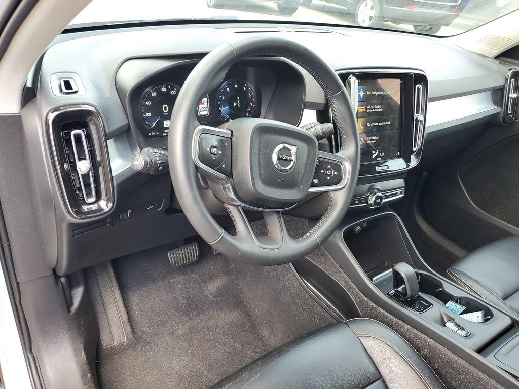 2022 Black Stone /Charcoal Volvo XC40 T4 Momentum (YV4AC2HK6N2) with an 2.0L L4 DOHC 16V engine, 8A transmission, located at 234 Columbia Ave, Battle Creek, MI, 49015, (269) 222-0088, 42.298264, -85.192543 - <b>Vehicle Details</b><br>Discover the exceptional blend of style, comfort, and performance with this 2022 Volvo XC40 T4 Momentum, a standout in the compact SUV segment. This well-maintained vehicle comes equipped with a robust 2.0L 4-cylinder engine and all-wheel drive, offering both dynamic perfor - Photo#11