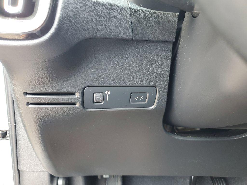 2022 Black Stone /Charcoal Volvo XC40 T4 Momentum (YV4AC2HK6N2) with an 2.0L L4 DOHC 16V engine, 8A transmission, located at 234 Columbia Ave, Battle Creek, MI, 49015, (269) 222-0088, 42.298264, -85.192543 - <b>Vehicle Details</b><br>Discover the exceptional blend of style, comfort, and performance with this 2022 Volvo XC40 T4 Momentum, a standout in the compact SUV segment. This well-maintained vehicle comes equipped with a robust 2.0L 4-cylinder engine and all-wheel drive, offering both dynamic perfor - Photo#12