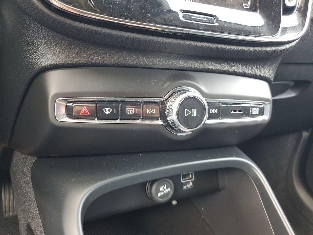 2022 Black Stone /Charcoal Volvo XC40 T4 Momentum (YV4AC2HK6N2) with an 2.0L L4 DOHC 16V engine, 8A transmission, located at 234 Columbia Ave, Battle Creek, MI, 49015, (269) 222-0088, 42.298264, -85.192543 - <b>Vehicle Details</b><br>Discover the exceptional blend of style, comfort, and performance with this 2022 Volvo XC40 T4 Momentum, a standout in the compact SUV segment. This well-maintained vehicle comes equipped with a robust 2.0L 4-cylinder engine and all-wheel drive, offering both dynamic perfor - Photo#21