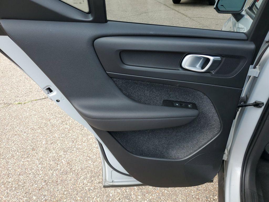 2022 Black Stone /Charcoal Volvo XC40 T4 Momentum (YV4AC2HK6N2) with an 2.0L L4 DOHC 16V engine, 8A transmission, located at 234 Columbia Ave, Battle Creek, MI, 49015, (269) 222-0088, 42.298264, -85.192543 - <b>Vehicle Details</b><br>Discover the exceptional blend of style, comfort, and performance with this 2022 Volvo XC40 T4 Momentum, a standout in the compact SUV segment. This well-maintained vehicle comes equipped with a robust 2.0L 4-cylinder engine and all-wheel drive, offering both dynamic perfor - Photo#23