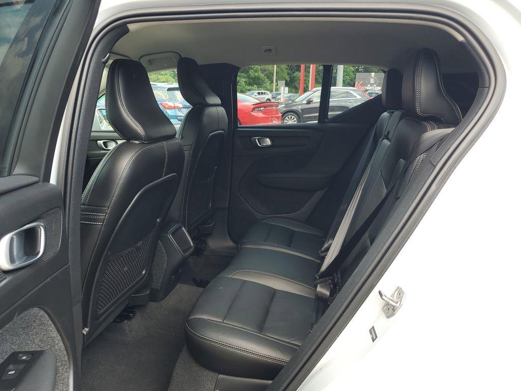 2022 Black Stone /Charcoal Volvo XC40 T4 Momentum (YV4AC2HK6N2) with an 2.0L L4 DOHC 16V engine, 8A transmission, located at 234 Columbia Ave, Battle Creek, MI, 49015, (269) 222-0088, 42.298264, -85.192543 - <b>Vehicle Details</b><br>Discover the exceptional blend of style, comfort, and performance with this 2022 Volvo XC40 T4 Momentum, a standout in the compact SUV segment. This well-maintained vehicle comes equipped with a robust 2.0L 4-cylinder engine and all-wheel drive, offering both dynamic perfor - Photo#24