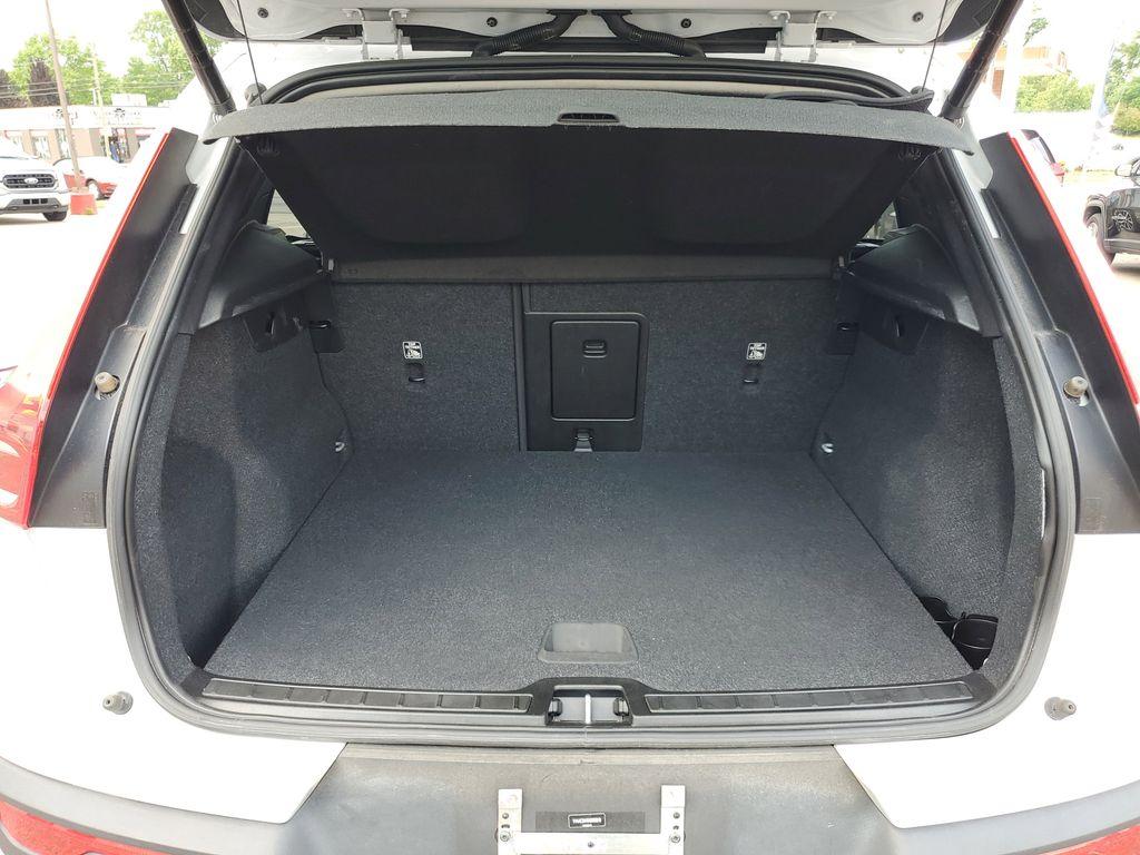 2022 Black Stone /Charcoal Volvo XC40 T4 Momentum (YV4AC2HK6N2) with an 2.0L L4 DOHC 16V engine, 8A transmission, located at 234 Columbia Ave, Battle Creek, MI, 49015, (269) 222-0088, 42.298264, -85.192543 - <b>Vehicle Details</b><br>Discover the exceptional blend of style, comfort, and performance with this 2022 Volvo XC40 T4 Momentum, a standout in the compact SUV segment. This well-maintained vehicle comes equipped with a robust 2.0L 4-cylinder engine and all-wheel drive, offering both dynamic perfor - Photo#26