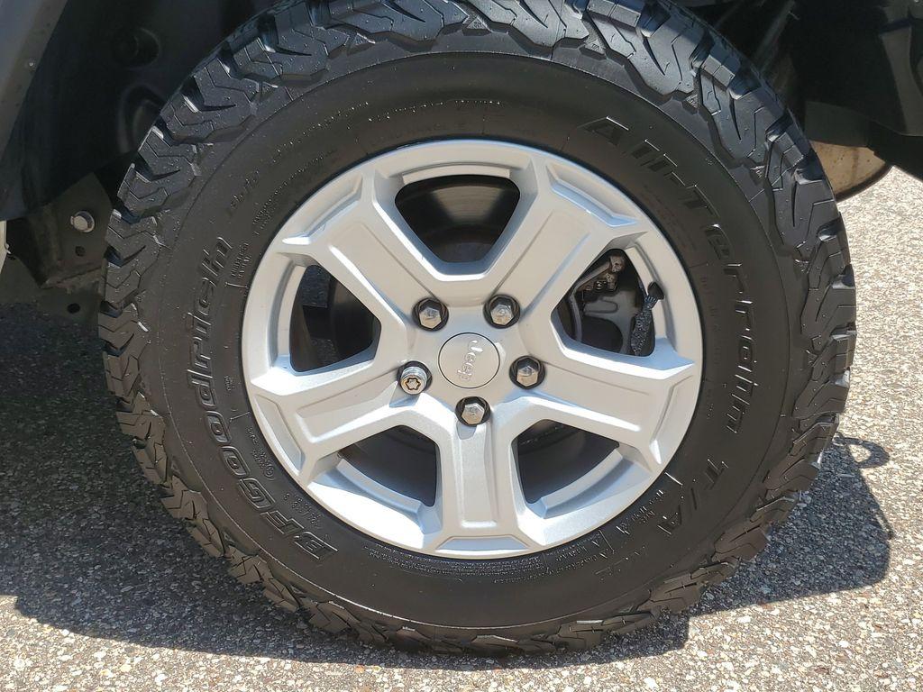 2018 Bright White Clearcoat /Black Jeep Wrangler JK Unlimited Sport (1C4HJXDG9JW) with an 3.6L V6 DOHC 24V FFV engine, 6A transmission, located at 234 Columbia Ave, Battle Creek, MI, 49015, (269) 222-0088, 42.298264, -85.192543 - <b>Vehicle Details</b><br>Unleash your adventurous spirit with this stunning 2018 Jeep Wrangler Sport S! Engineered for excitement and built to conquer any terrain, this dynamic 4WD powerhouse is equipped with a robust V6, 3.6L engine that delivers exceptional performance and reliability. Whether yo - Photo#4